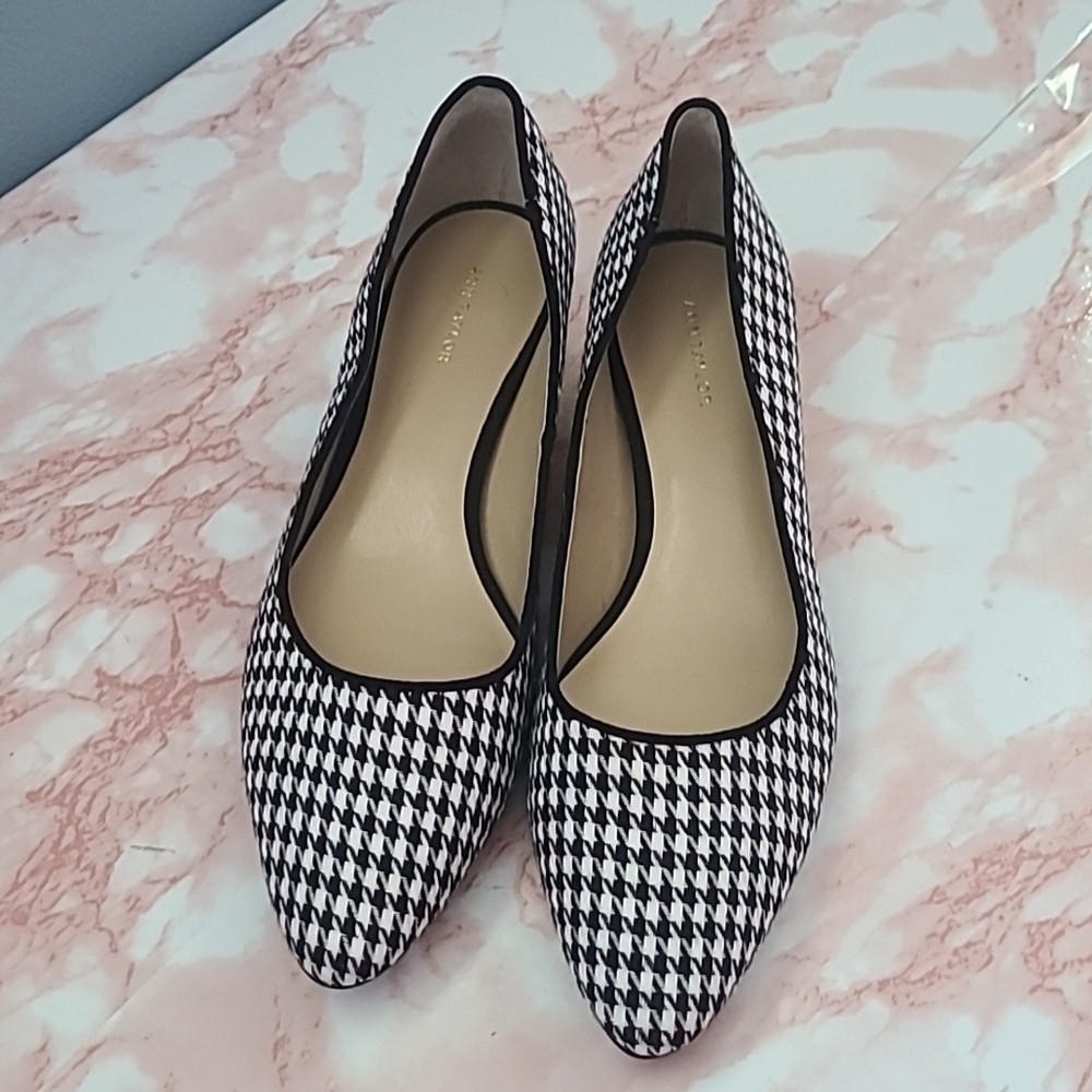 EUC Ann Taylor Black White Chevron Gold Heel Pointed Toe Flat Sz 7.5M - Picture 2 of 7